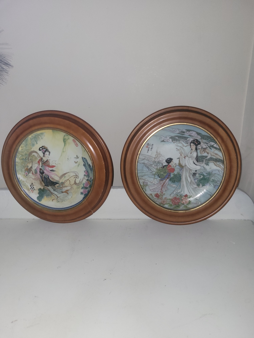 Two imperial porcelain plates from Jingdezhen, beauties of the red mansion, B